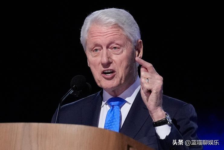 克林顿作证时表示特朗普与爱泼斯坦没有任何牵连。
众议院监督委员会主席詹姆斯·科默