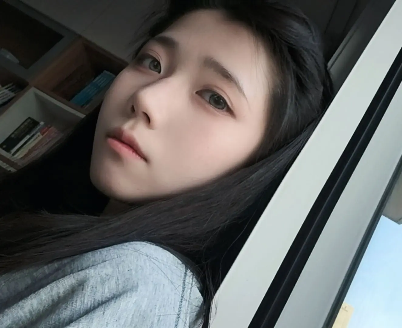 你的声音 身上的香味 瞳孔的深度 嘴角的弧度 看向我的眼睛 我都快忘了