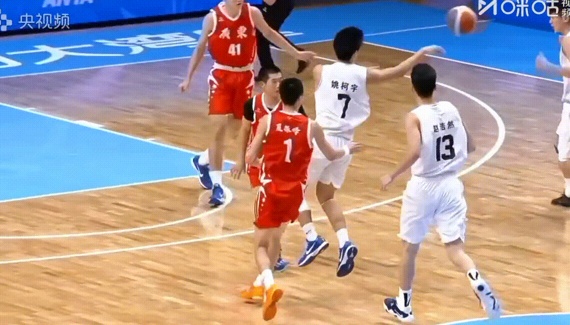 张博源打疯了！30+得分了我的天，以一己之力带队抹平分差，广东队撑住啊