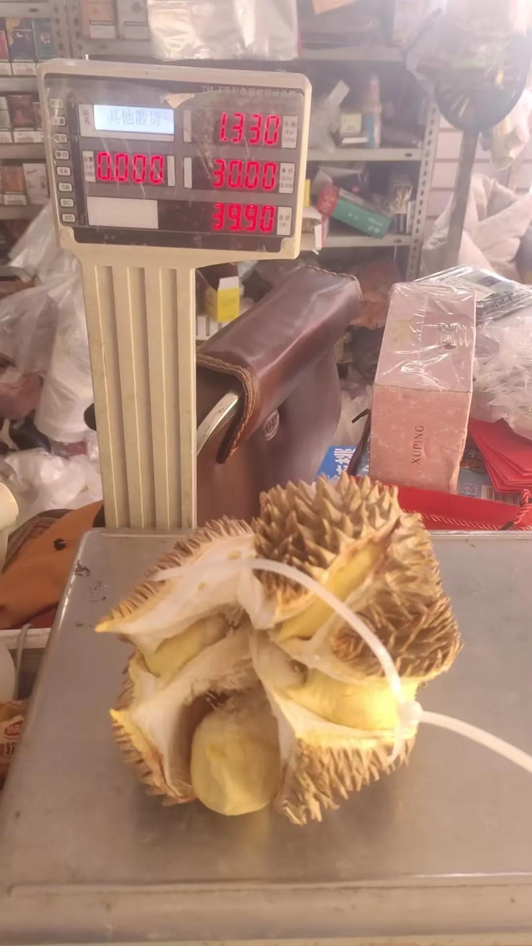去超市买东西时，
发现摆着榴莲。
价格实惠 ，于是
果断入手一个。
想不到水果之