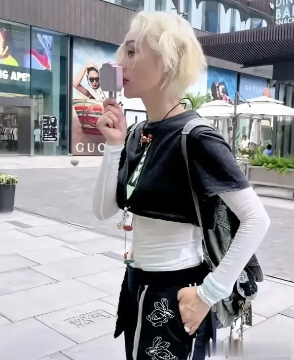 你敢相信宁静已经51岁了吗？宁静是一位魅力四溢的女明星，她的年轻状态让人惊叹不已