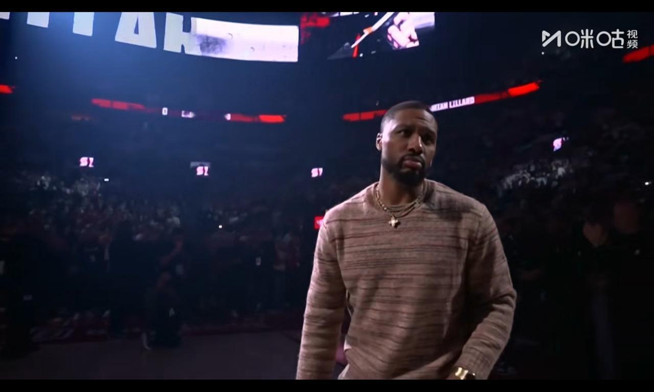 利拉德还是开拓者老大，跟詹姆斯昨天看球一样拉风，NBA也体现人情世故

詹姆斯昨