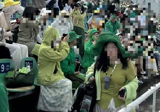 大家以后去现场千万不要穿这种浅绿色和黄绿色（荧光绿）了，因为拍出来就是黄色！