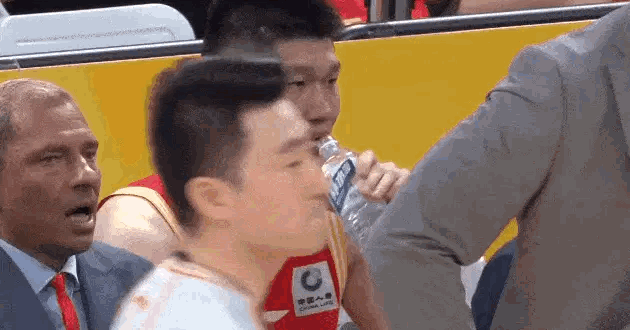 万幸，胡金秋回到了替补席。广厦男篮vs山西男篮