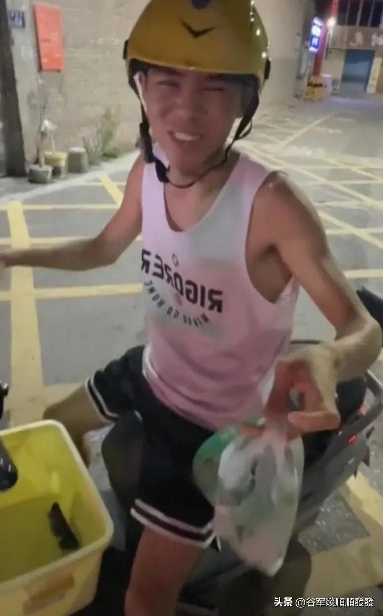 一位高中女老师点外卖，等送来时感觉骑手的身影很熟悉，走近仔细一看，原来是自己毕业