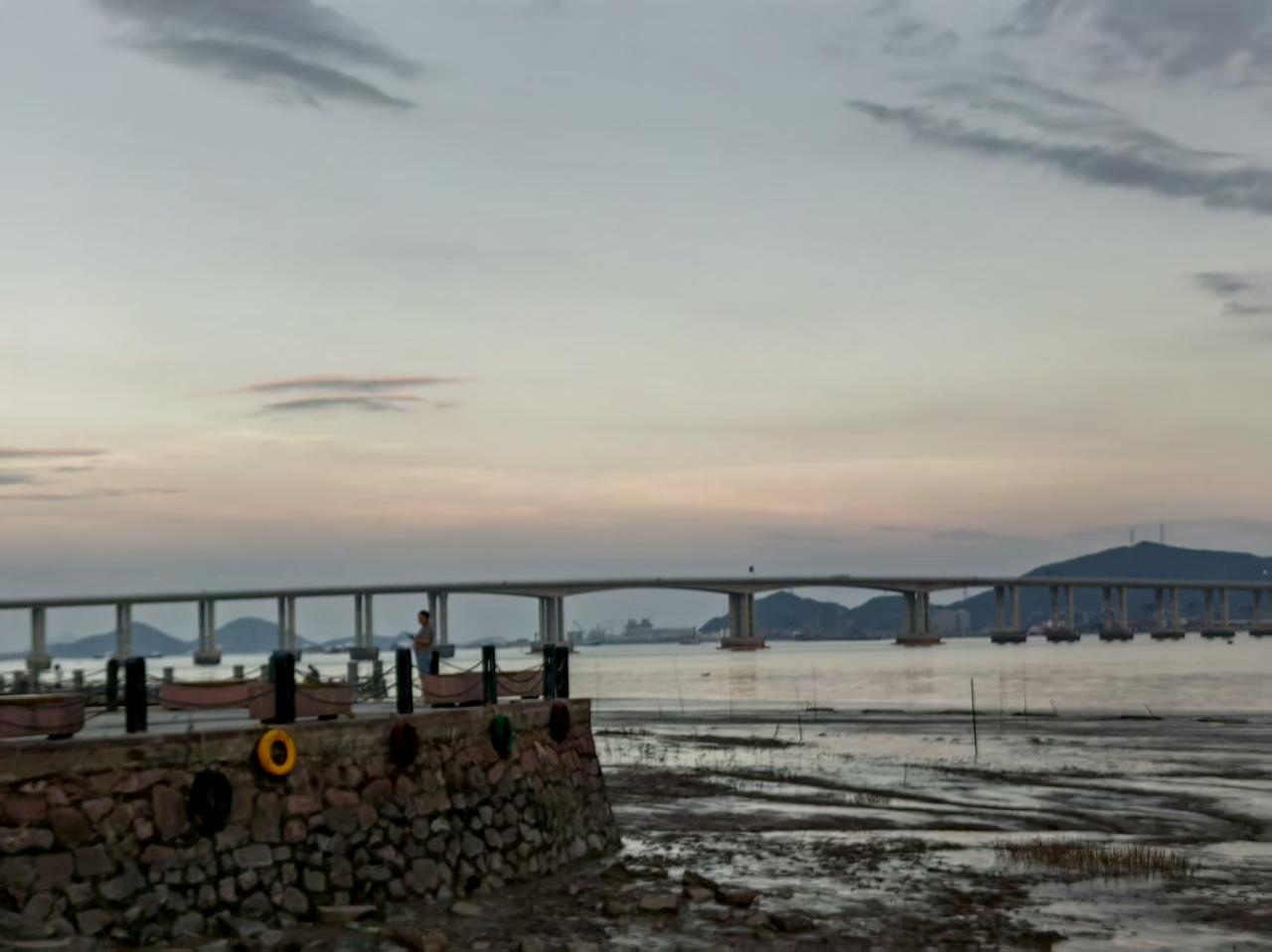 【热评】这是另一种竞速的违法行为
高速“龟速车”并排堵路

高速“龟速车”并排堵