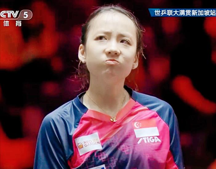 覃予萱3:1拿下舒麟茜，但关键球紧张的问题，又出现了！

第一局
两人打的胶着，