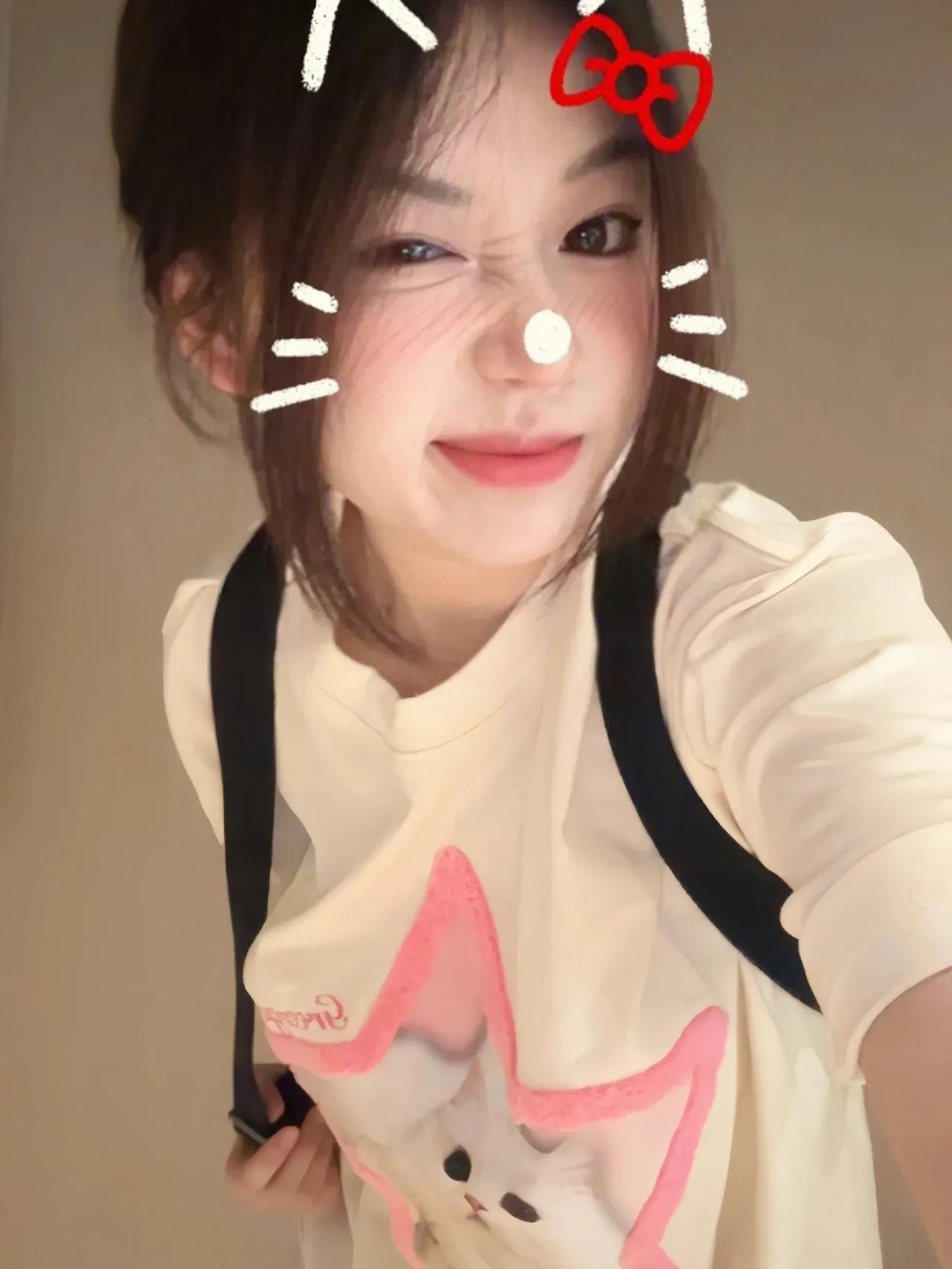 你敢相信这么漂亮清纯好身材的美女只是个高中生吗？