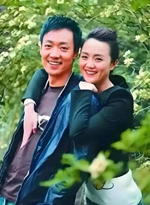 辛柏青现身大孤山为亡妻祈福！神态疲惫苍老消瘦，被女儿贴心搀扶，好友李乃文一路同行