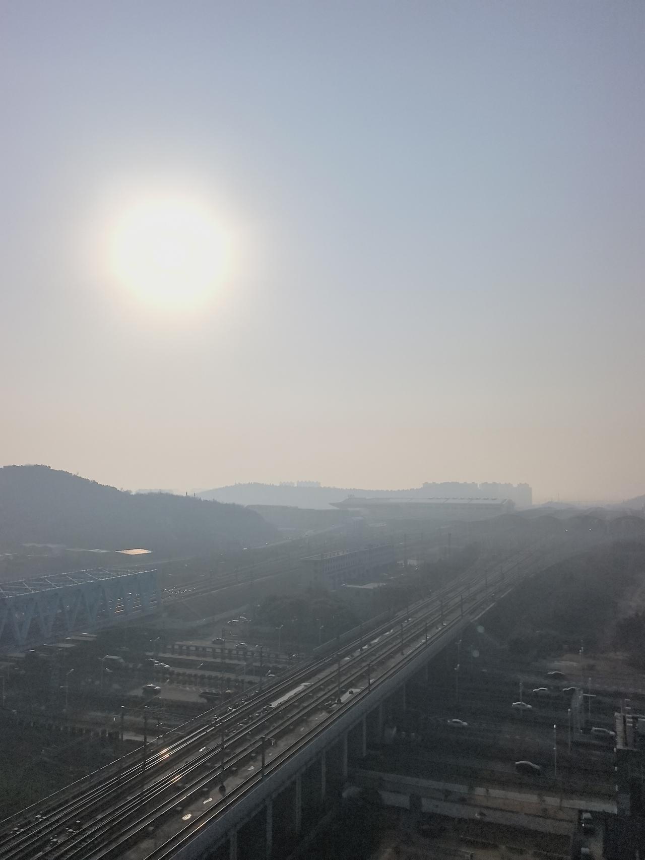 雾中徐州东，
模糊不清，
唯有冬日暖阳，
驱散浓雾，
带来光明，
引导车辆奔向远