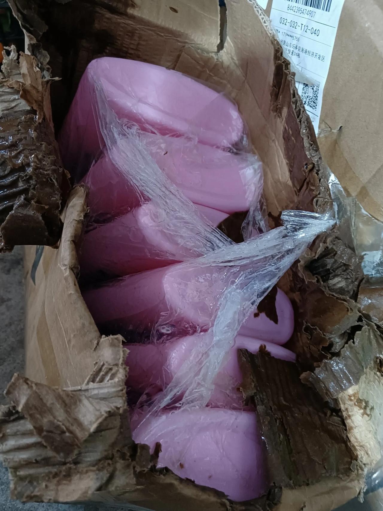 你说这原因怪谁？买了两桶洗衣液，收到货就这德行。

是怪物流工作人员，动作不慎造