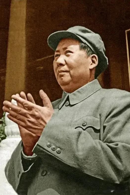 🎯✊🙏敬爱的毛主席，我们满怀崇敬与追思，向您致以礼赞。您以辩证的伟力，提出“