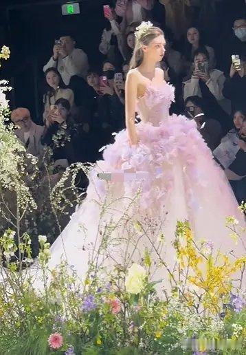 内娱哪个花可以驾驭这套礼服[doge] 