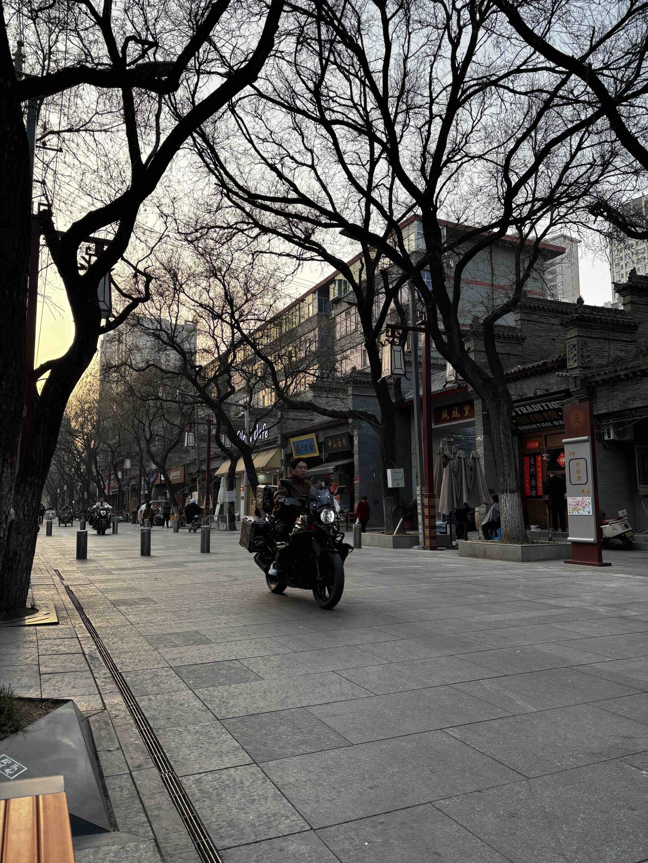 咸阳老街其实该是中山街，北平街是美食街。这几年这里变化其实还是很大的，尤其是中山