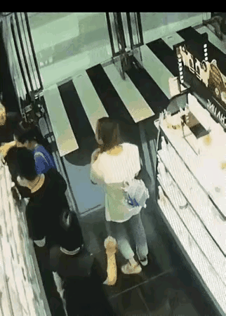 或许这个拍屁股视频能让这个世界更和谐更美好些。世上本无纷争事，争执的是是非人。