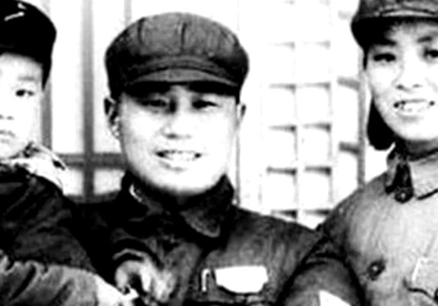 1978年，在南京军区医院的病房中，生命垂危的王近山将军用颤抖的双手紧握女儿，声