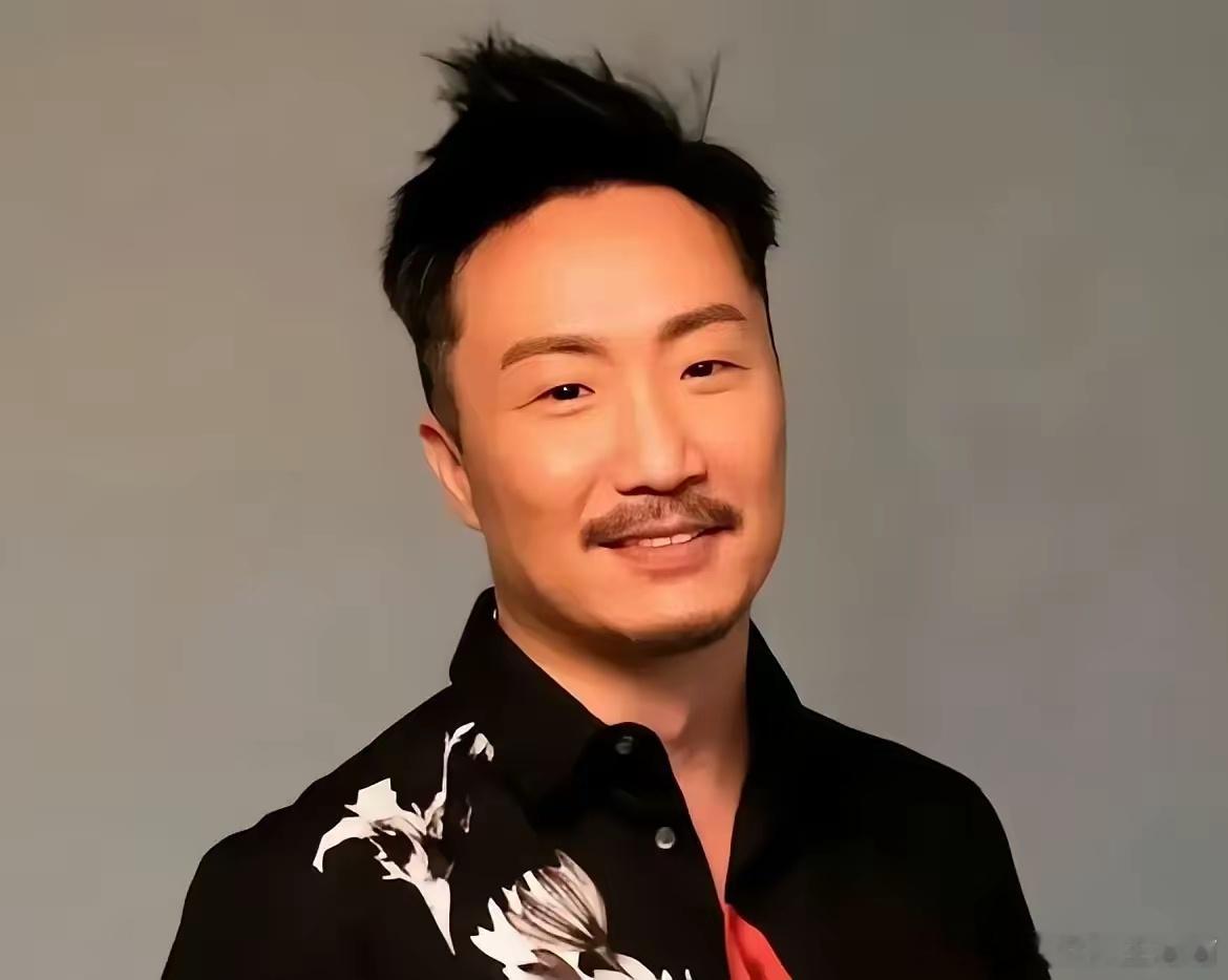 郑中基，太突然了！8月3日晚，正当很多人都在关注陈梦和孙颖莎的比赛的时候，香港知