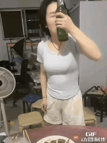 看这动作，姑娘深得喝酒的精髓[赞]