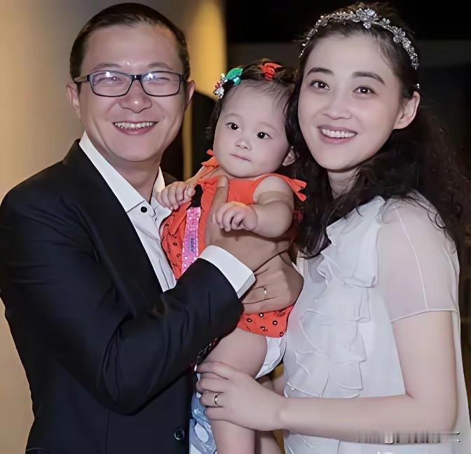 梅婷的感情路就像坐过山车。早年她和导演叶大鹰在一起，叶大鹰为她事业助力不少，可两