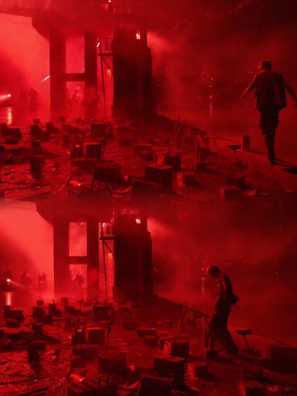 红蓝光影切换间，旧街的烟火气扑面而来，网络初兴时的网名热潮，新世纪前夜的羁绊滋生