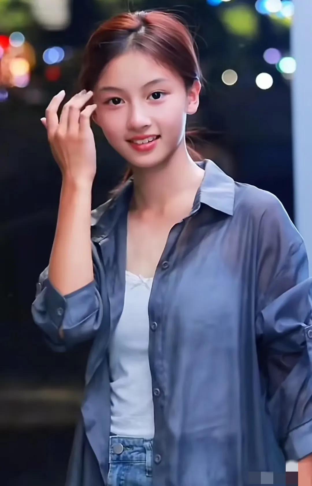 这不是年轻时的刘亦菲，也不是张柏芝，宋祖儿。而是南阳15岁素颜女孩七七，她真的很