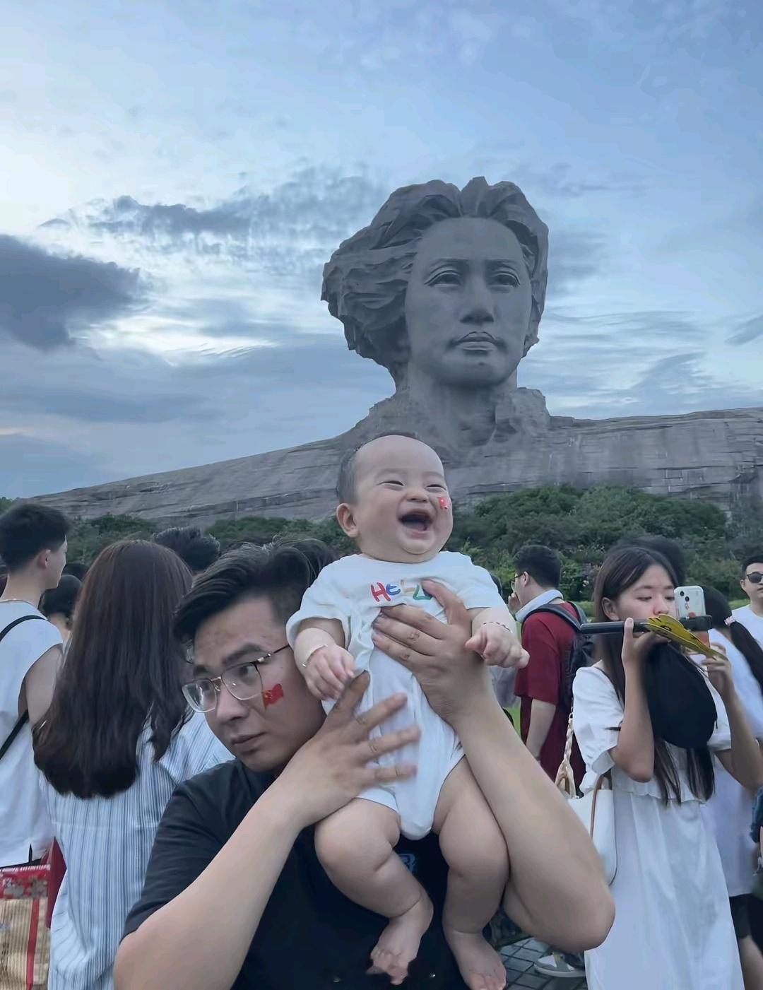 这是一个令人感动到落泪的瞬间。看到孩童如此开心，教员想必很欣慰吧。一位网友在视频