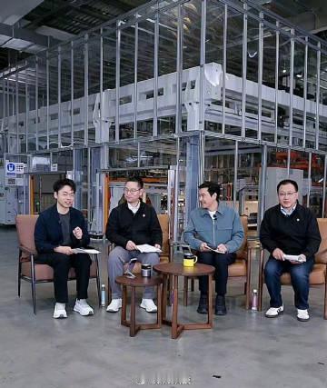 【雷军提醒驾驶不要超速】今日晚间，小米创办人、董事长兼CEO雷军在小米汽车工厂里