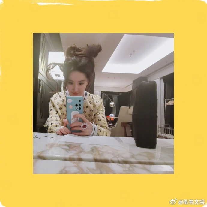 #刘亦菲发型好松弛##刘亦菲手上戒指好大# 看刘亦菲的周末三连拍，大戒指引人注目