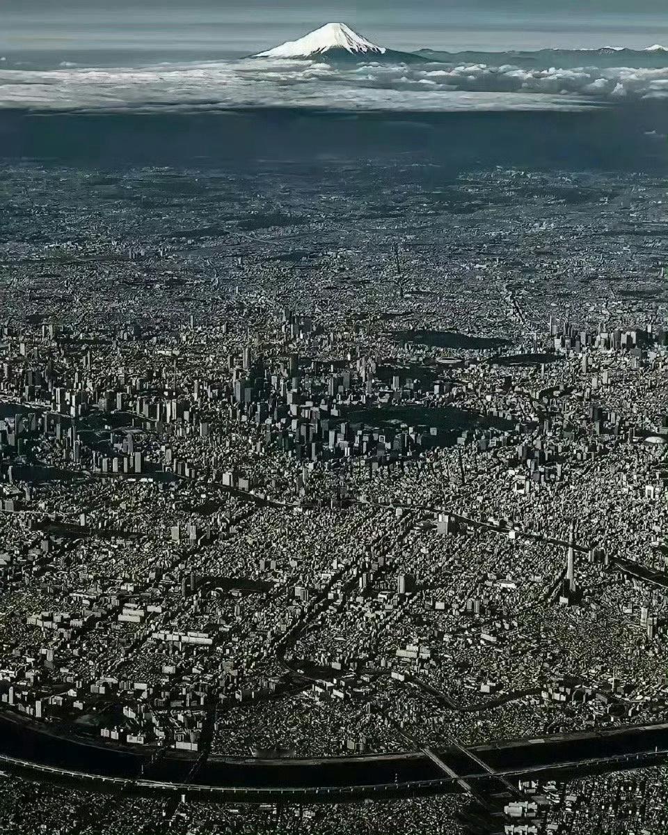 这是日本东京的全景图，你第一眼看到的第一个想法是什么？ 