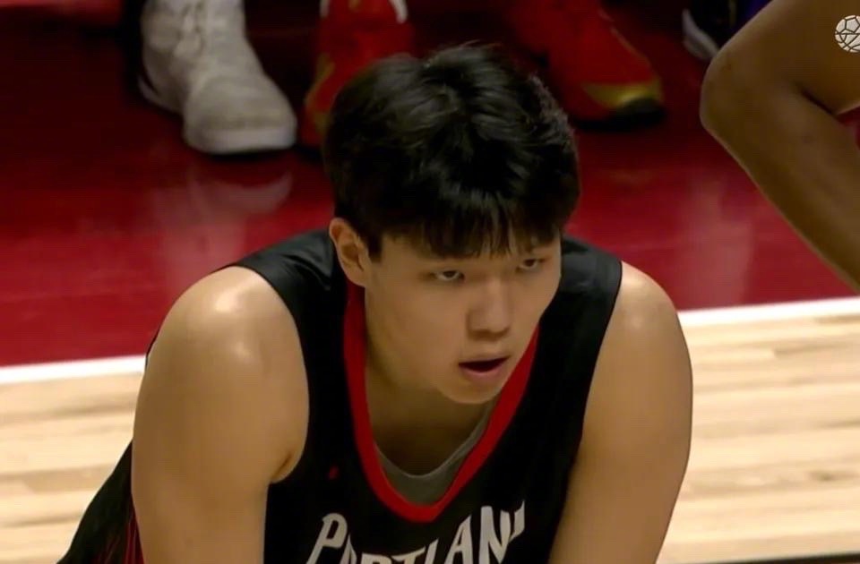 开拓者队官方宣布，将杨瀚森下放至发展联盟撕裂之城混音进行训练。据悉，11月4日与