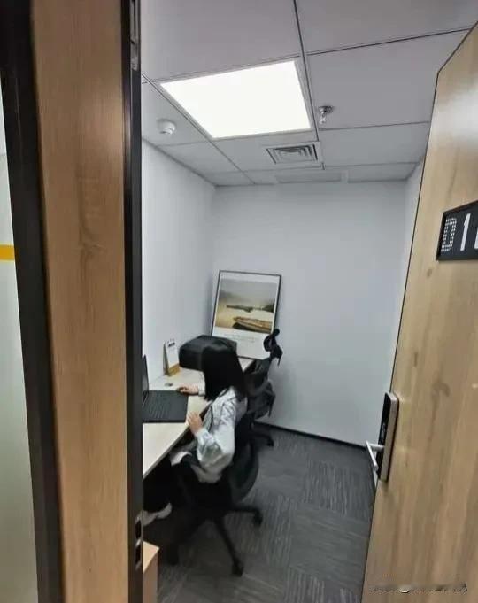 最近招聘进展不太顺利，HR总监要求招聘HR利用晚上还有周末加班突招聘。招聘同事：