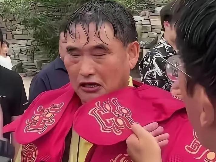 35度高温，57岁，20斤戏服，10年没涨过价的出场费。

朱之文在台上晃了一下
