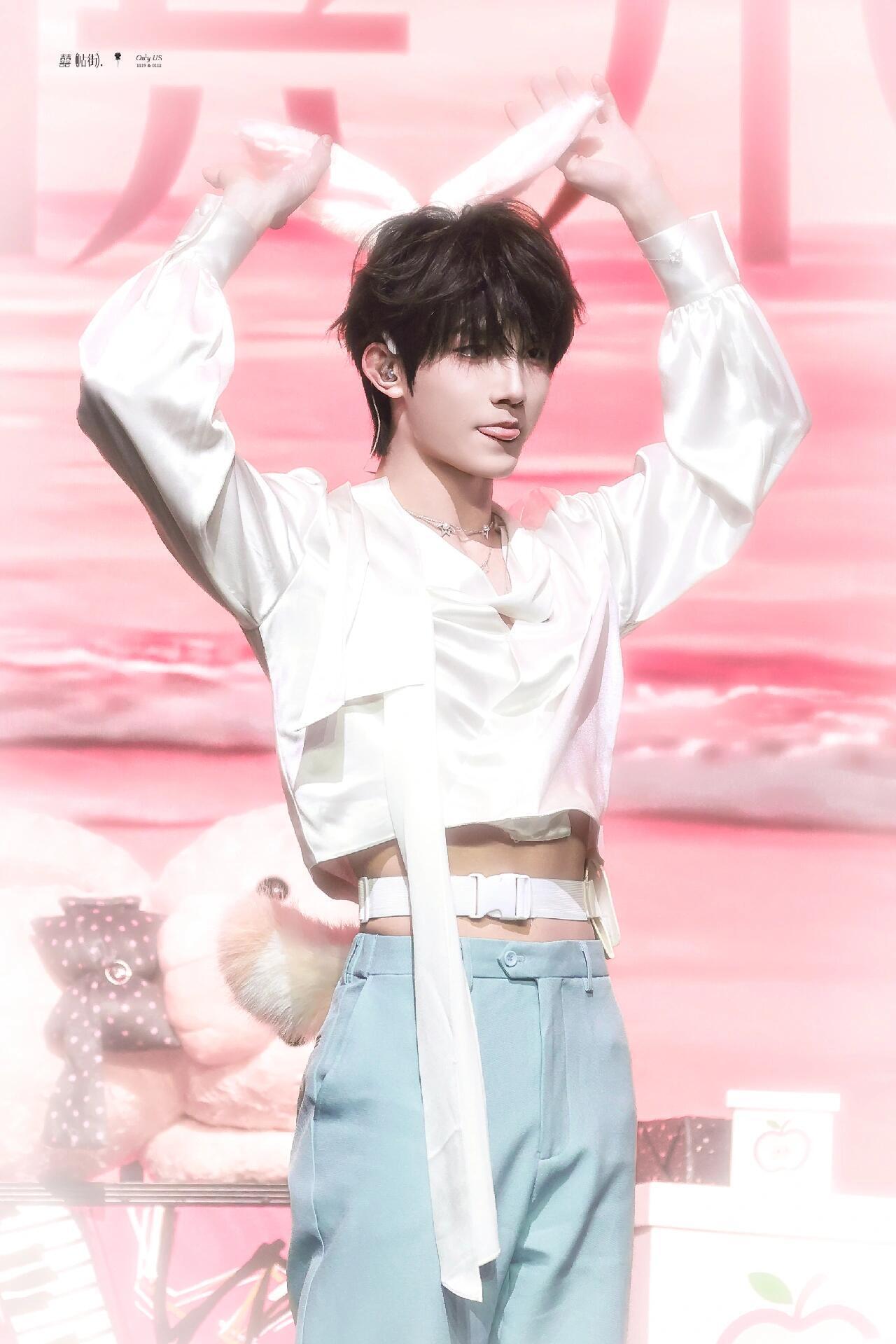 苏新皓湿发造型苏新皓兔耳朵跳舞就这样被这个兔耳朵苏新皓狠狠going！小苏穿什么