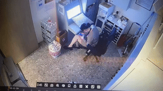 一名年轻女子正独自坐在房间里玩手机。
这时一只老鼠突然从外面闯了进来？
瞬间就把