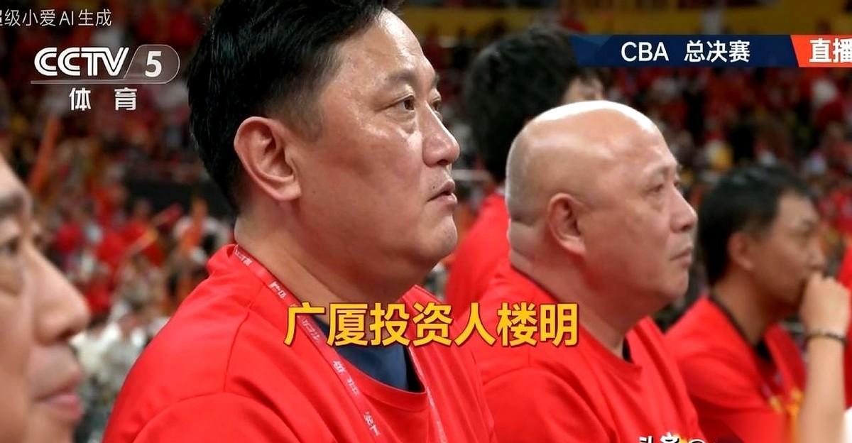 更衣室的门，“咣”一下被推开。
广厦队员们刚打完总决赛G4，身上还淌着汗，抬头一