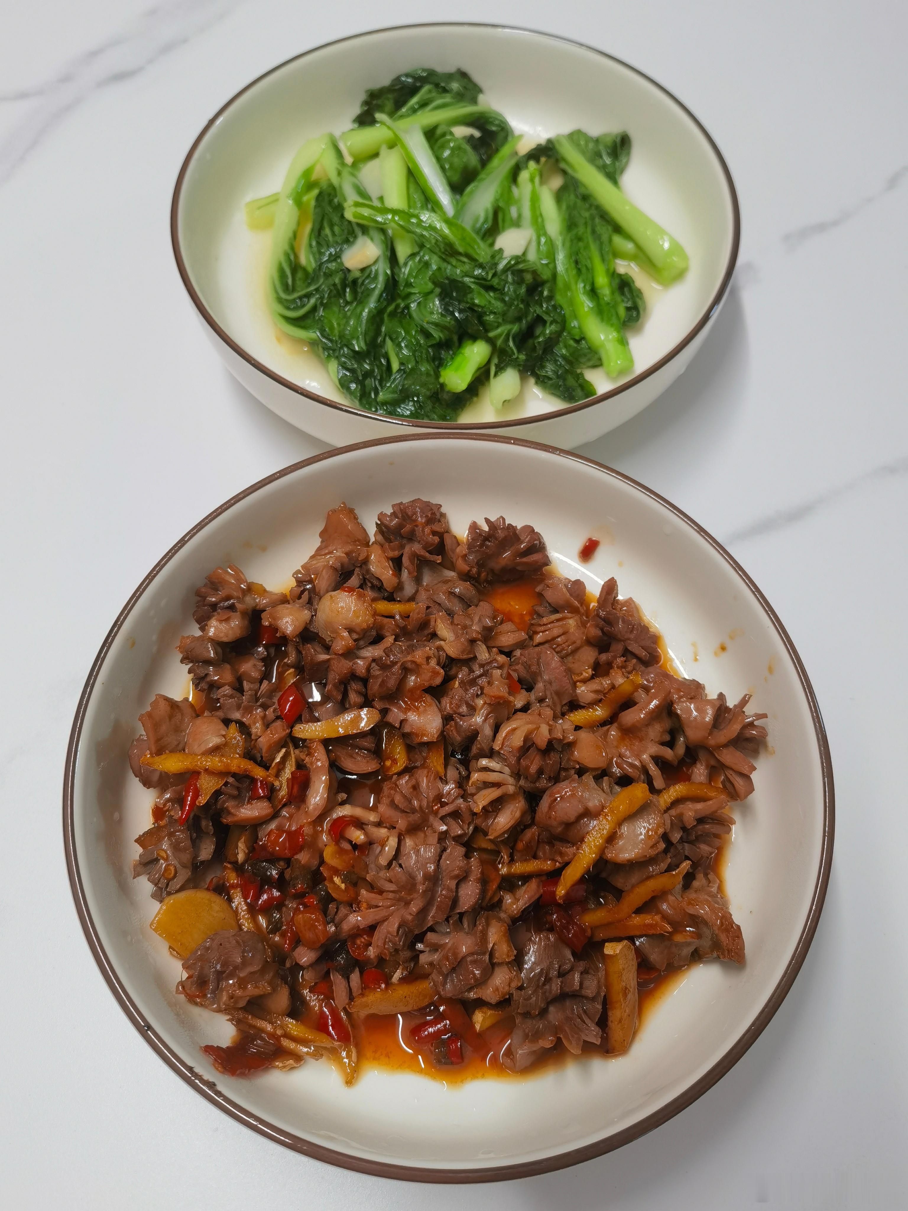 午餐：剁辣椒炒鸡胗+清炒菜心。牛马们要好好吃饭，才有力气搬砖～ ​​​