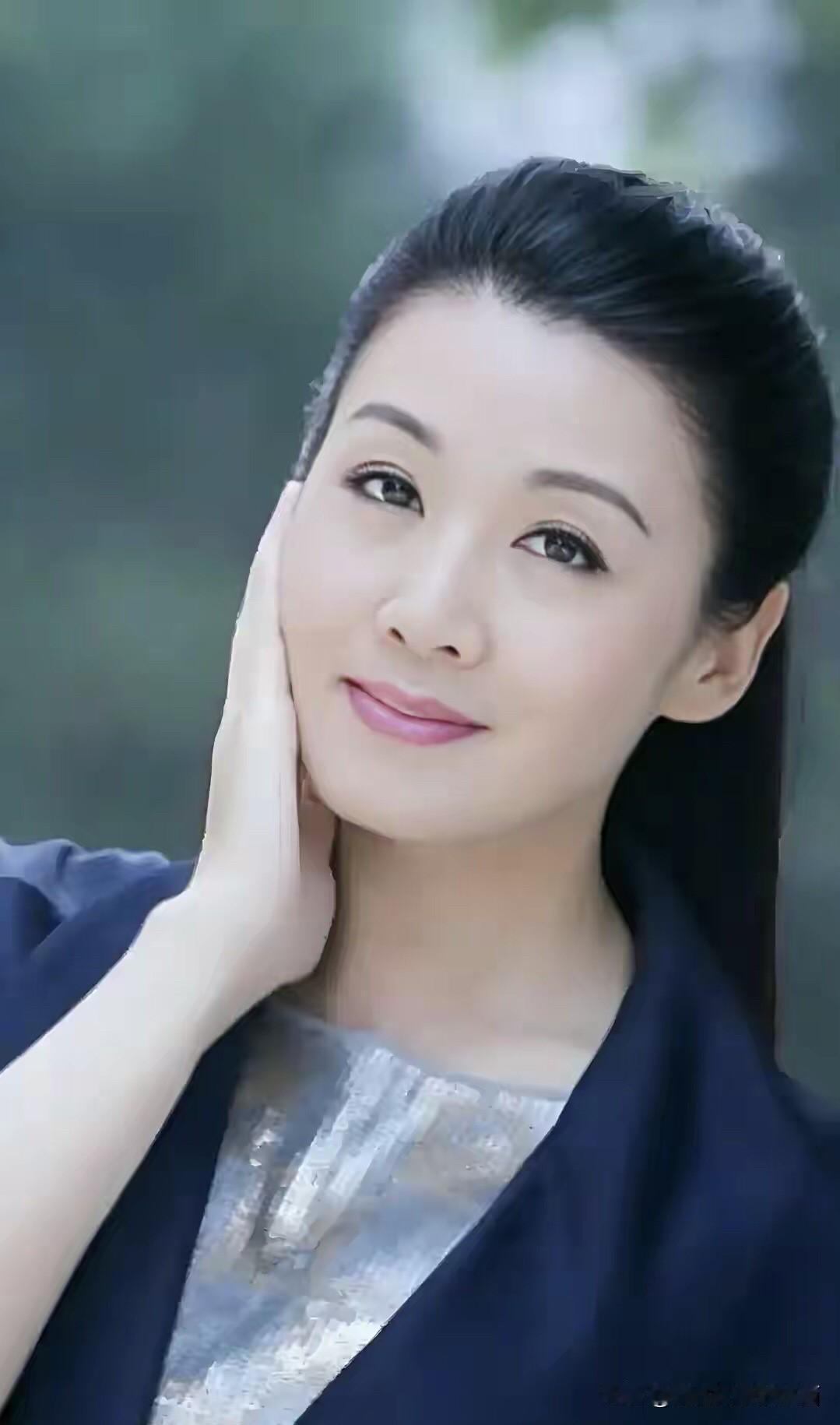 她好美啊，真正才貌双全的大美女，天生丽质，比马兰有气质。她现在有点发福了，但没有