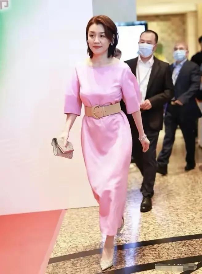 不说是“德华”干脆看不出来，《父母爱情》中的那个农村阿姨被她养活了，现在的光鲜亮