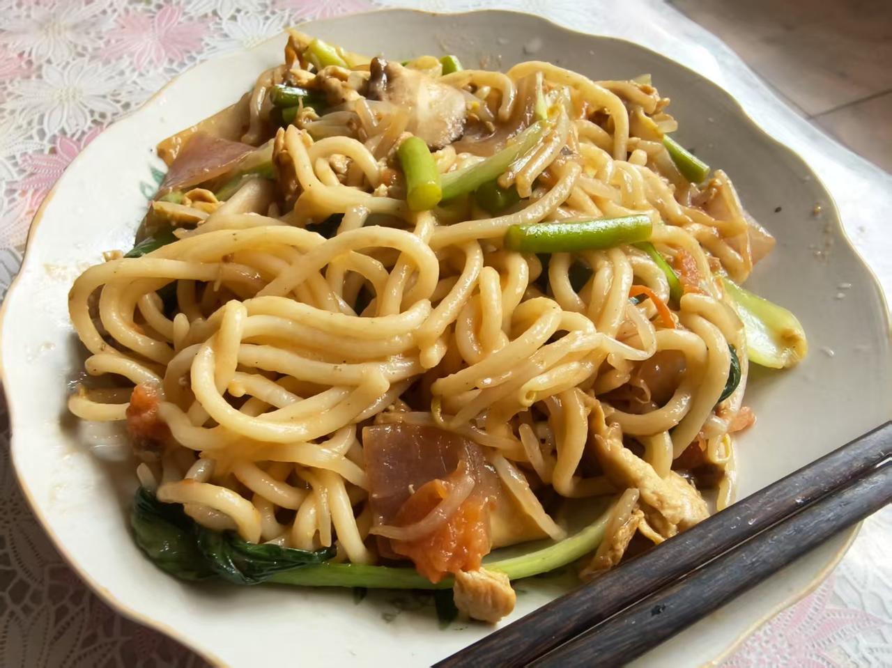 面条拌菜香，
人间美味长。
