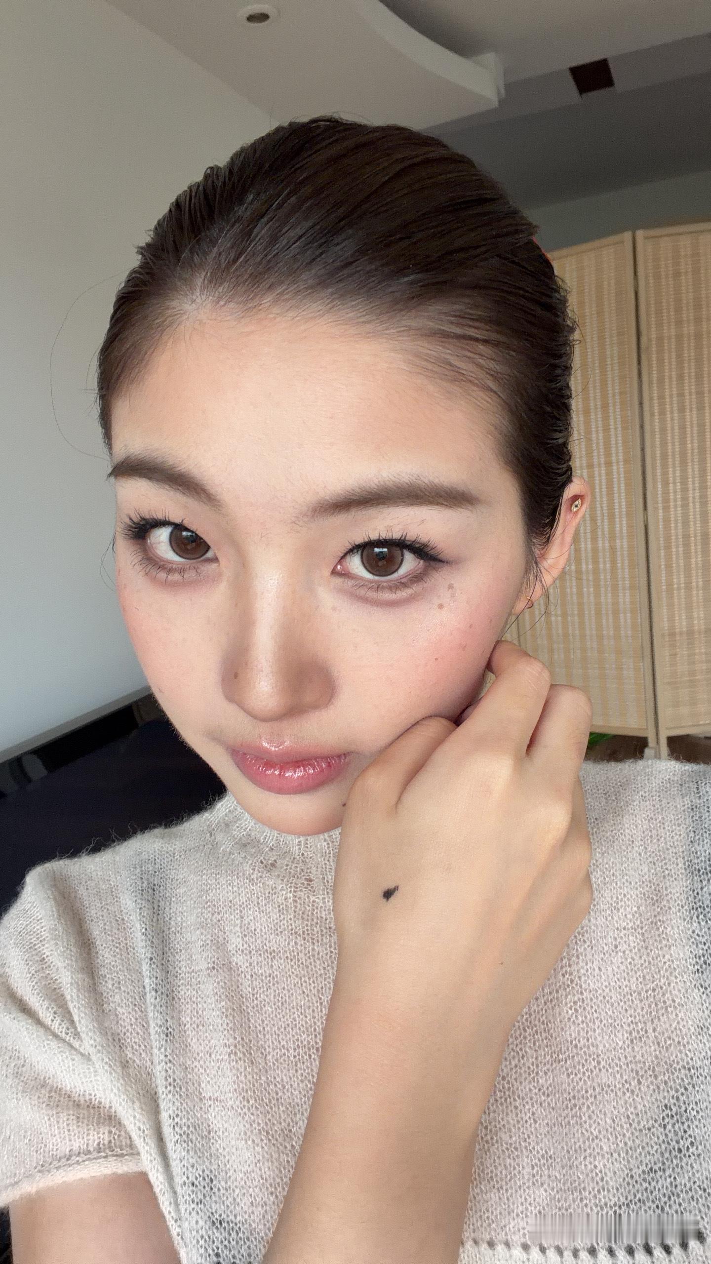 发奋了 今天录了妆教 其实和上次是一样的画法 但是发型不一样看起来特别不一样做了