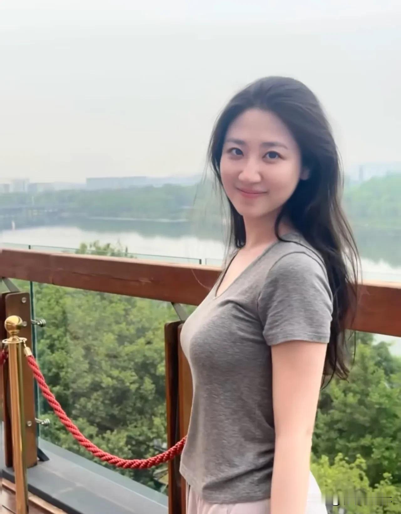女孩的笑容，
治愈生活的疲惫！
她的笑声如阳光，
瞬间点亮平凡日子。  
每个瞬