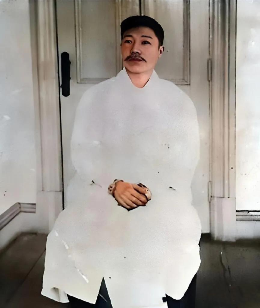1910年3月26日，朝鲜抗日志士“安重根”被日军处以绞刑前的最后留影。

照片