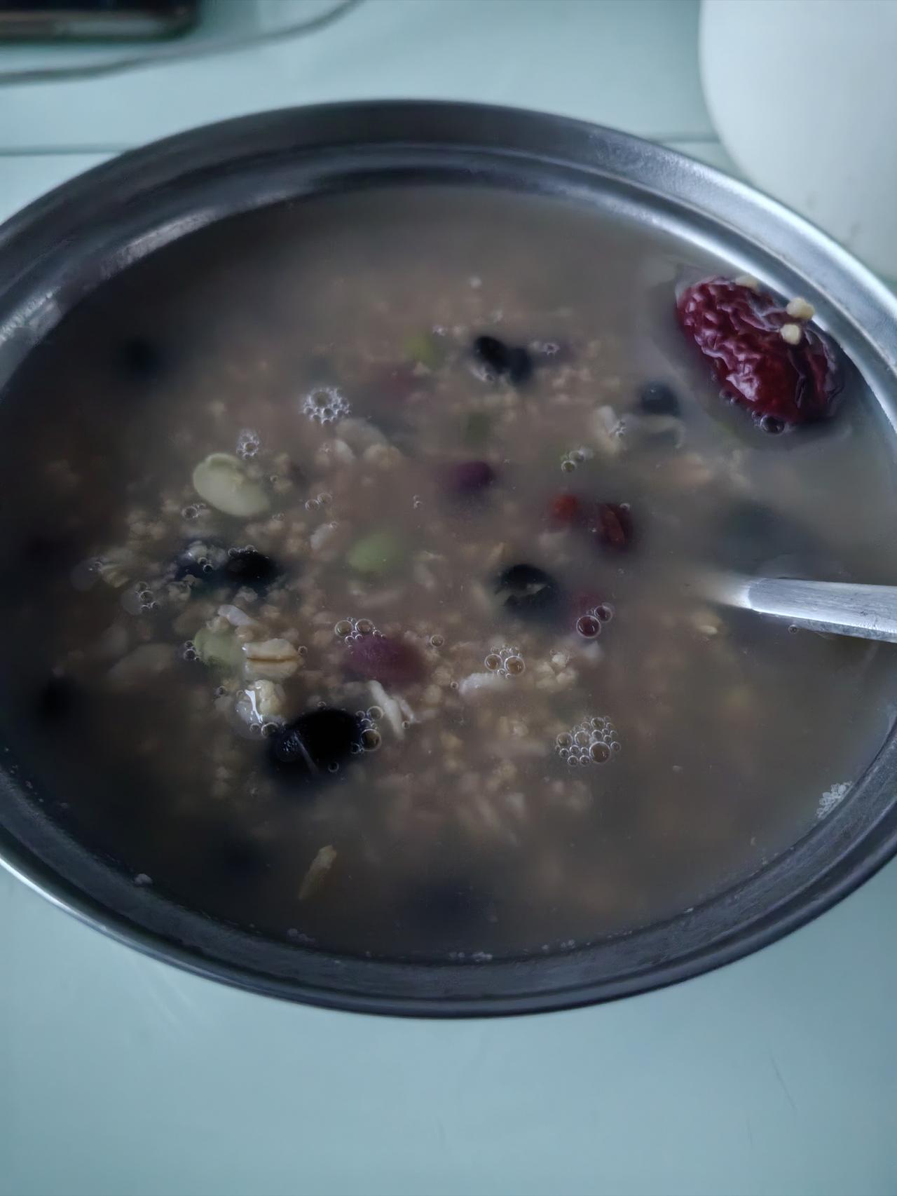 《素食斋》第75天
早上熬粥煮鸡蛋，
中午素菜鸡蛋面。
每天简单三餐饭，
我的快