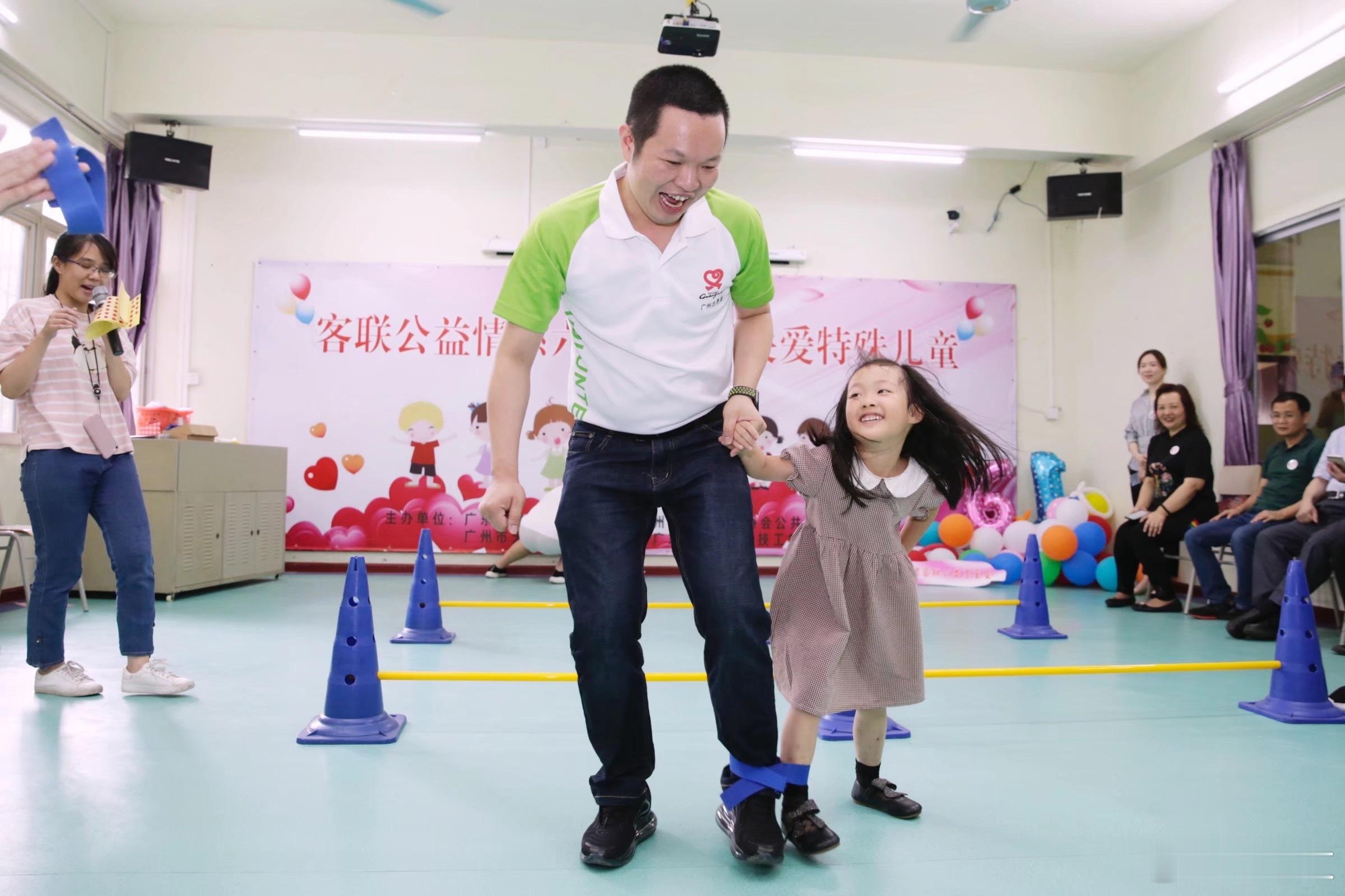 看见公益 岁月不语，善行留痕；时光无言，爱心永存。公益是跨越距离的陪伴，是驱散阴