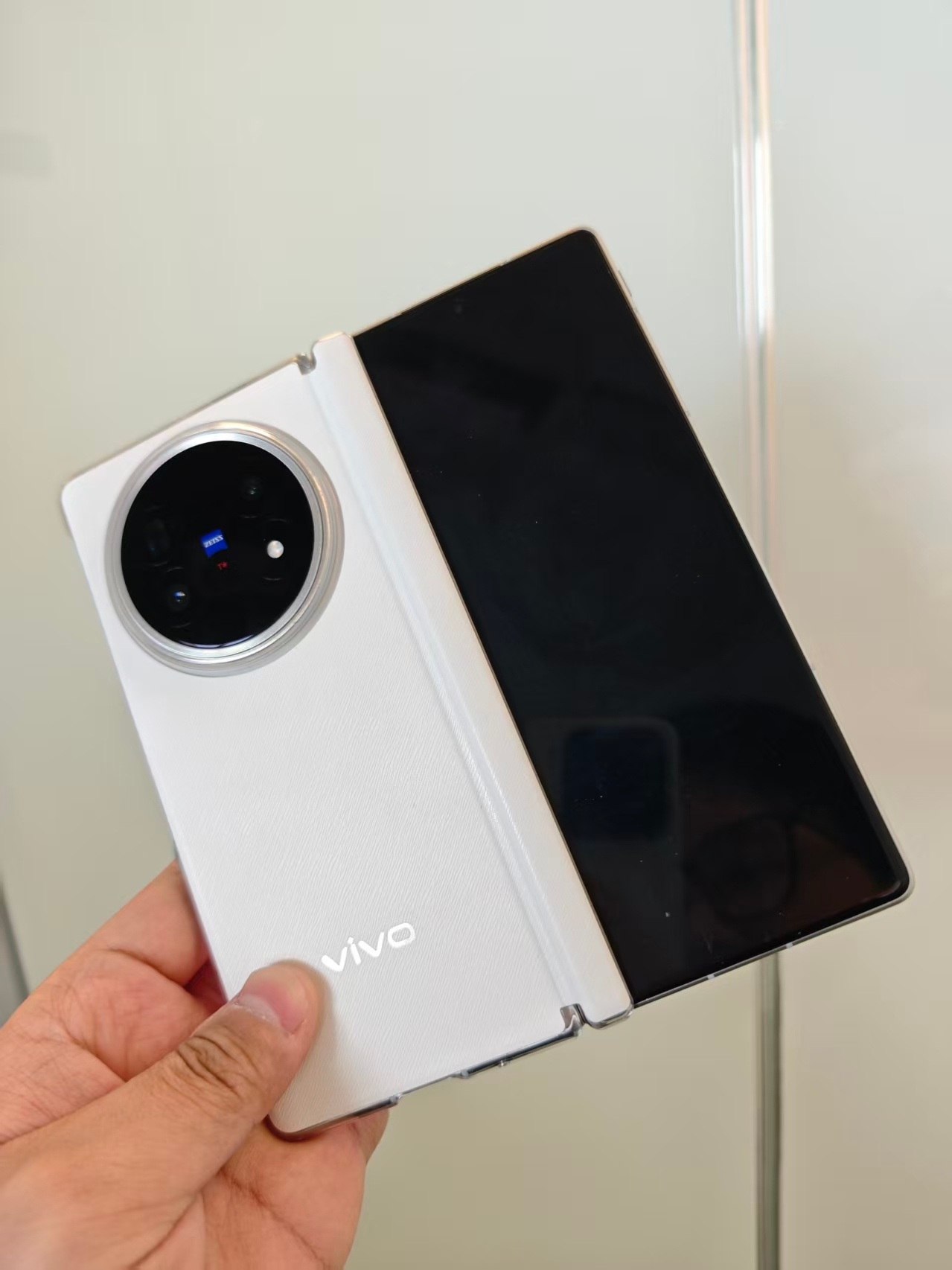 折叠屏用多了有点用不惯直板机了之前觉得厂商为啥一直卷轻薄，用的时间久了，单手握持