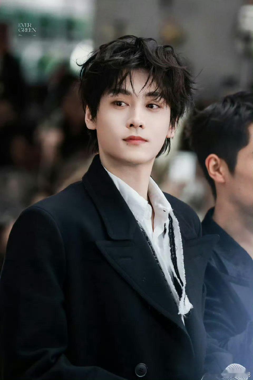 田栩宁线下活动长身玉立，剑眉星目具象化田栩宁黑色大衣造型 