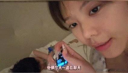 太幸福了吧！河南这位独自带娃的妈妈，在儿子睡着后翻看电话手表，发现了父子俩充满爱