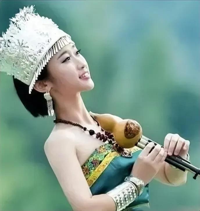 如梦令·植树节

护苗欢声笑语，
荡漾青春气息。
阳春三月里，
看那万物复苏。