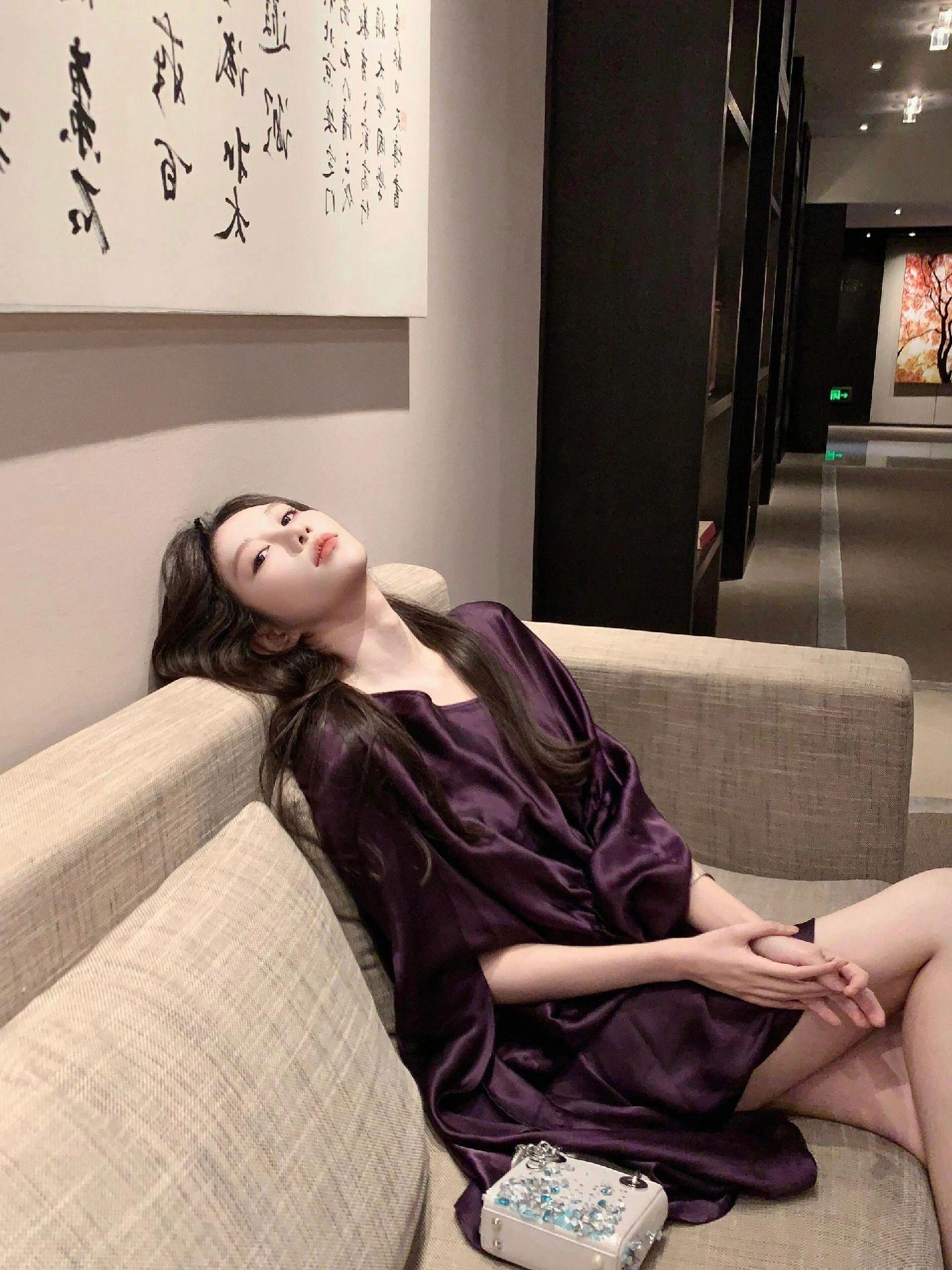 今晚又睡不着了，心里在想着个人，那个人不知道我在想他，而我只好在这发着...