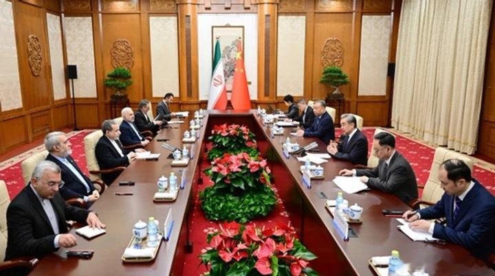领带的缺位·默斋主人原创文化抒情时政散文北京的五月，浸在一派清透柔光里。不同于南